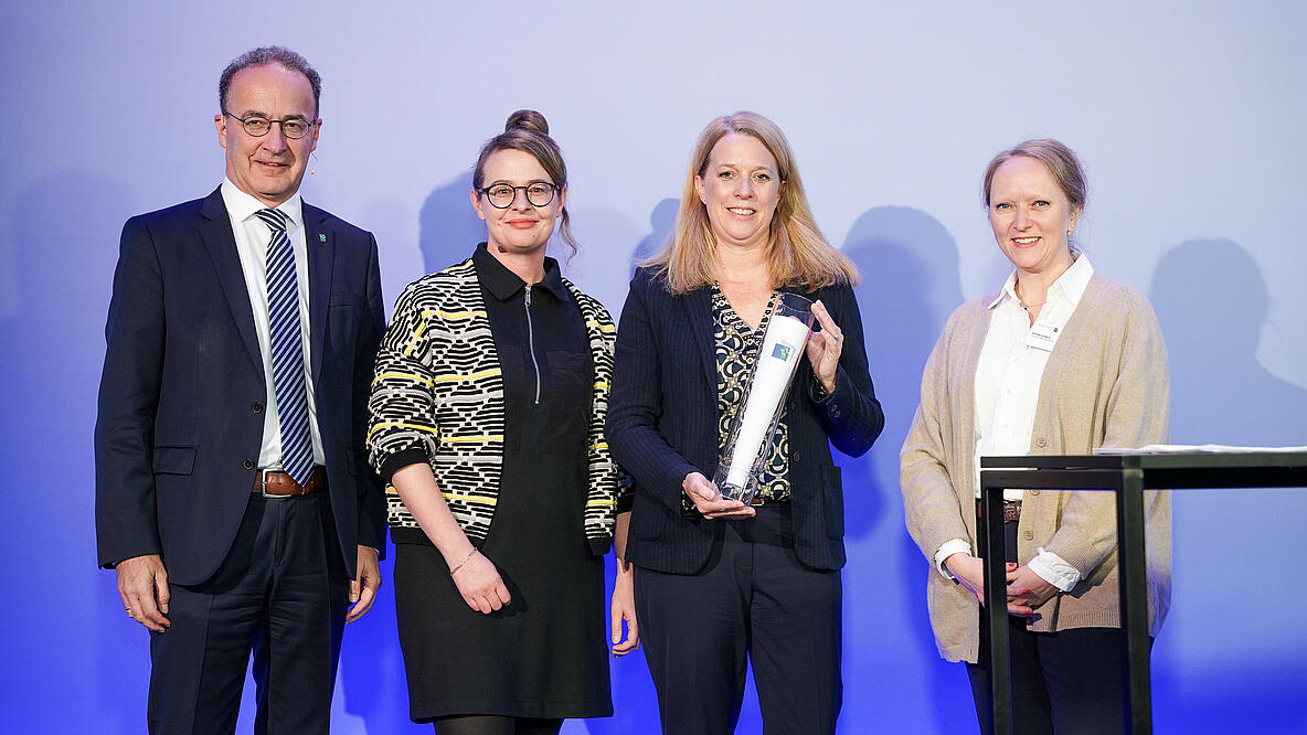 Bild zeigt Preisverleihung (Innenaufnahme): Corporate Publishing-Referentin Hélène Reick (2.v.l.) und Birte Jessen (2.v.r.), Pressesprecherin der GESOBAU, nehmen stellvertretend für das "Hallo Nachbar"-Team den Preis für Deutschlands beste Mieterzeitung von GdW-Geschäftsführer Dr. Christian Lieberknecht (l.) und der Juryvorsitzenden Prof. Dr. Annika Schach (r.) entgegen. 