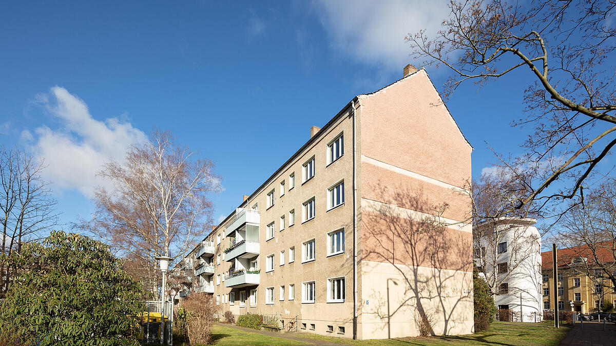 Außenaufnahme zeigt die noch unsanierten Mehrfamilienhäuser im Stiftsweg bzw. entlang der Wolfshagener Straße.