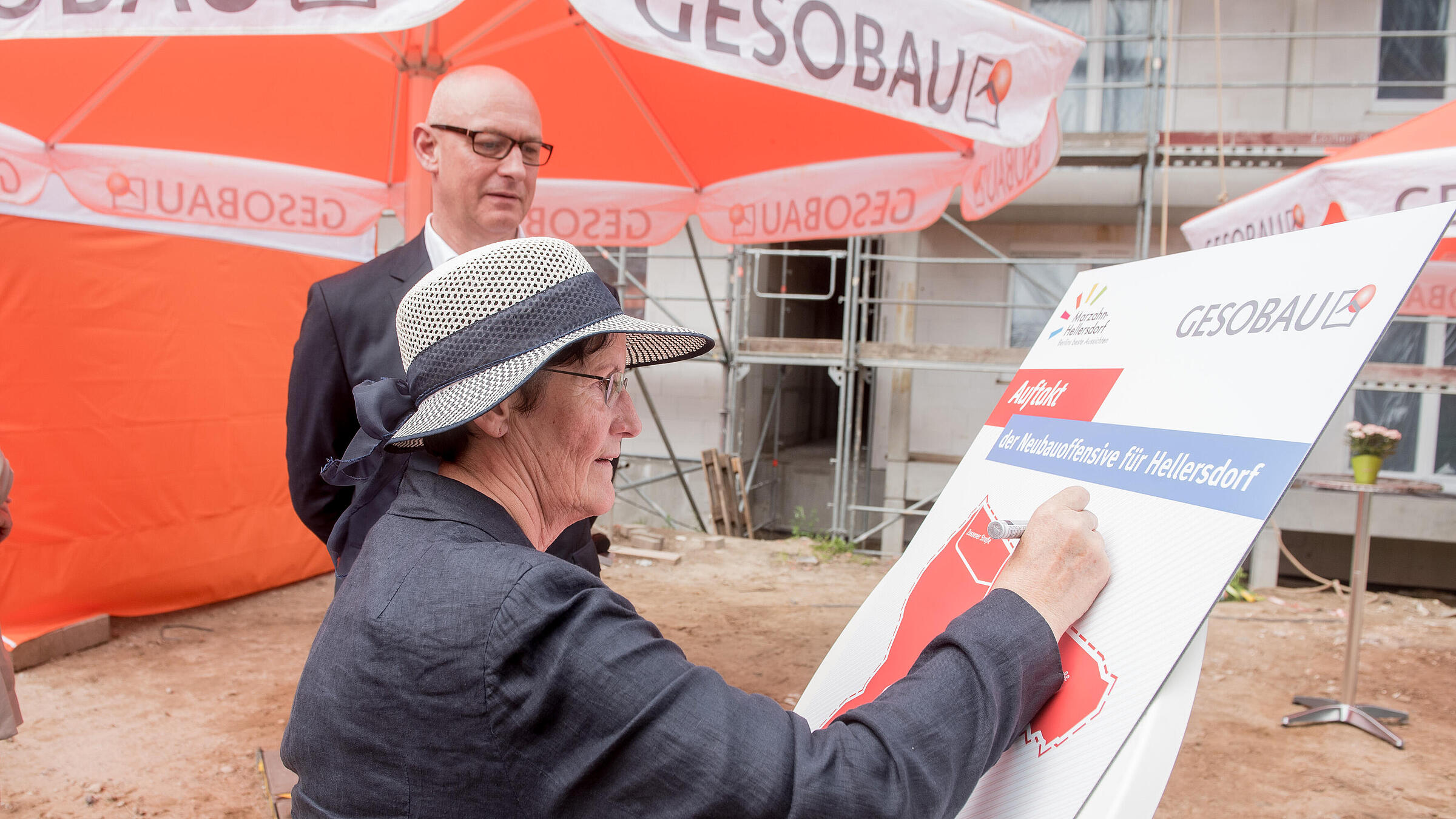 Dagmar Pohle, ehem. Bezirksbürgermeisterin von Marzahn-Hellersdorf, signiert die "Neubauoffensive der GESOBAU für Hellersdorf"
