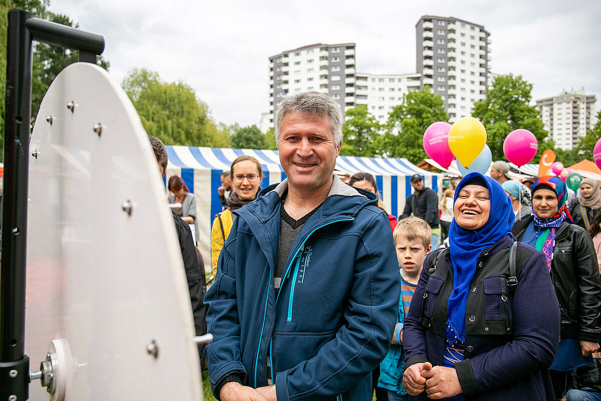 Menschen am Glücksrad