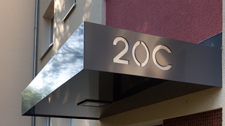 Außenaufnahme zeigt ein Detail eines überdachten und beluchteten Hauseingangs in der Schwyzer Straße 20 c.