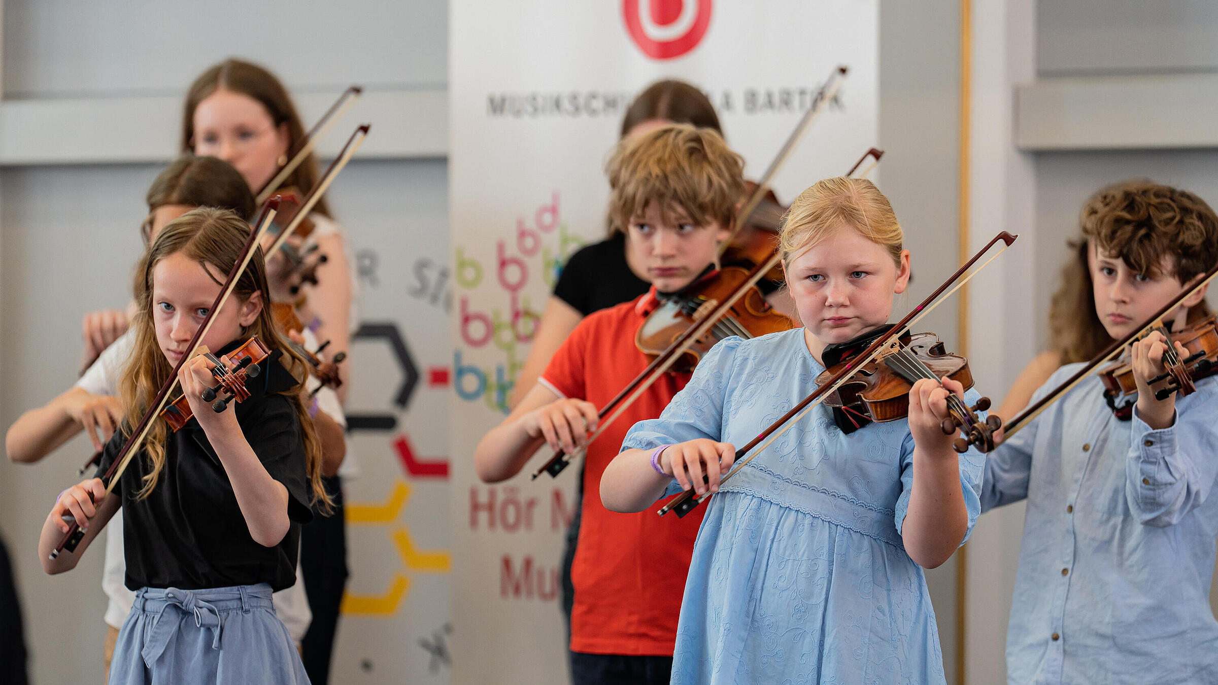 Aufnahme kleiner Geiger*innen der Musikschule Béla Bartók.