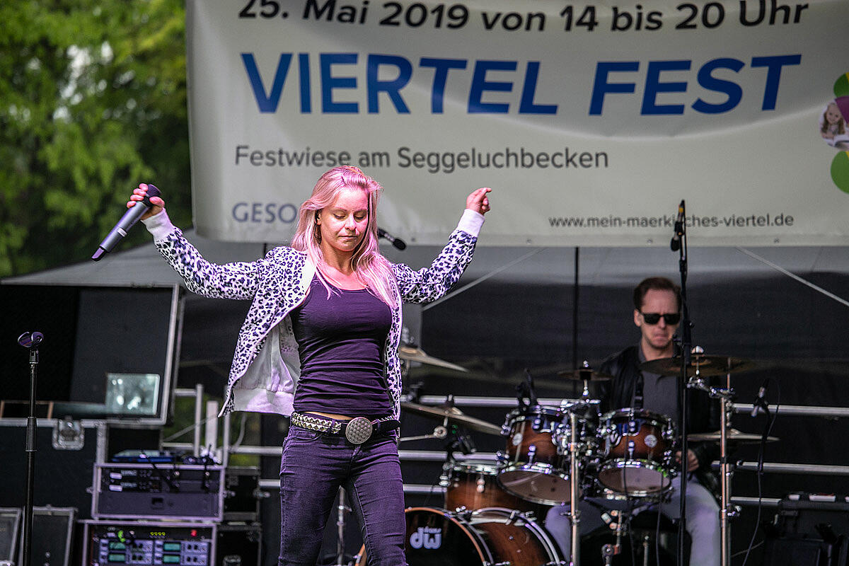 Band spielt auf der Bühne