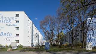Außenaufnahme zeigt eine Weitwinkelimpression der Wohnhäuser in der Armenischen Straße 2 und 2b von der Straße aus gesehen.