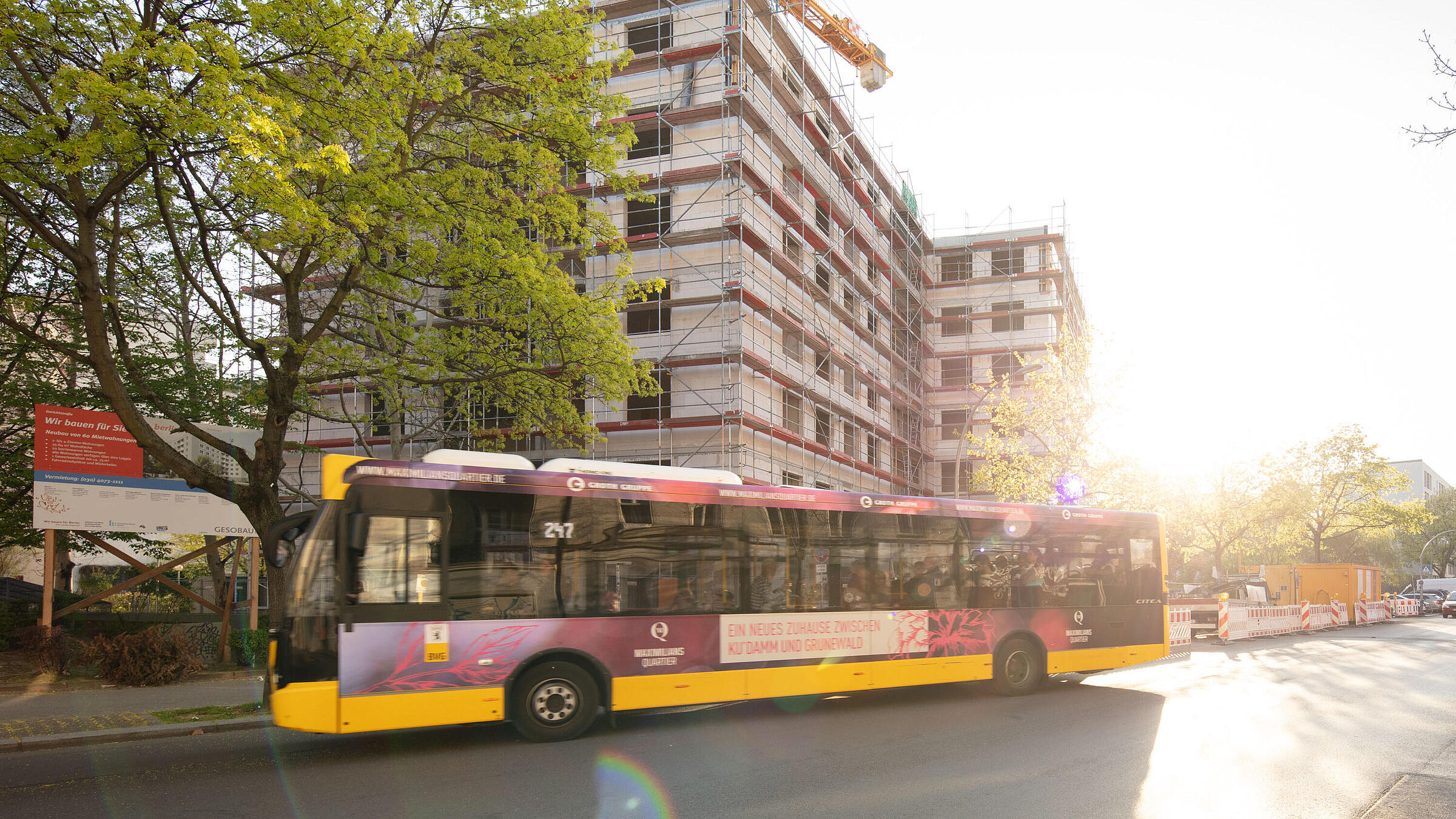 Straßenansicht: mehrstöckiger Neubau in der Gerichtstraße im Rohbau