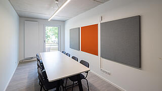 Innenaufnahme zeigt den zweiten Lernraum mit Tisch für sechs Personen.