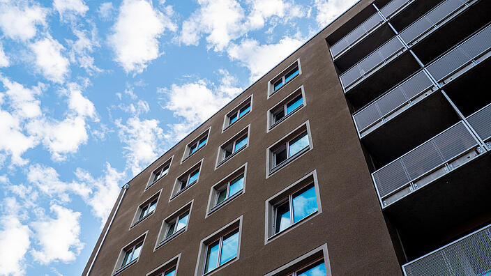 Neubau in der Gerichtstraße: Mehrstöckiges Wohnhaus aus der Froschperspektive
