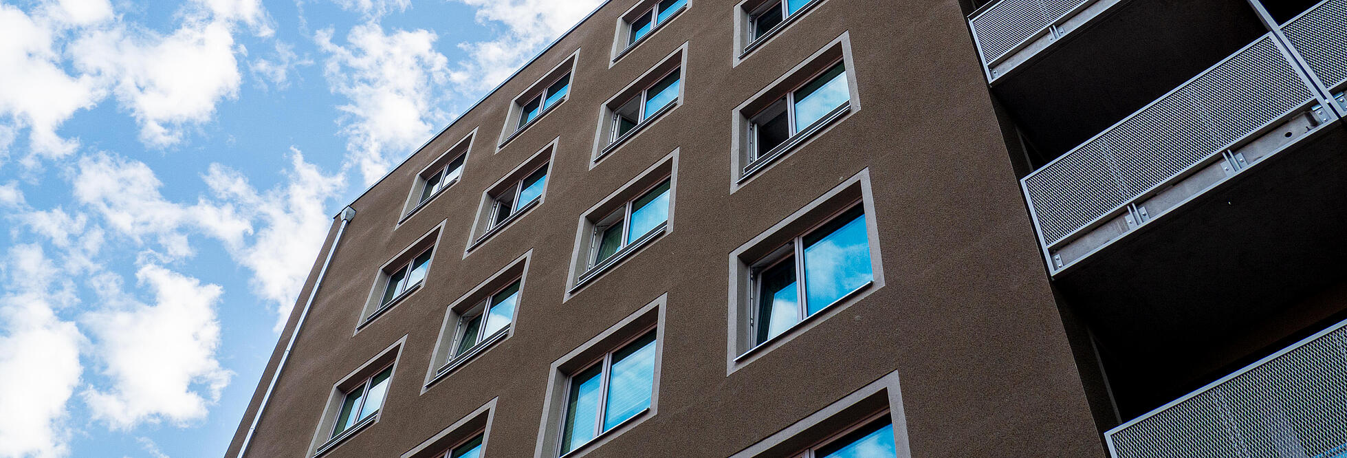 Neubau in der Gerichtstraße: Mehrstöckiges Wohnhaus aus der Froschperspektive