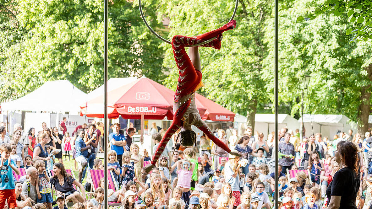 Akrobatin zeigt Kunststücke vor Publikum