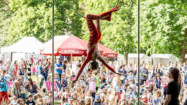 Akrobatin zeigt Kunststücke vor Publikum