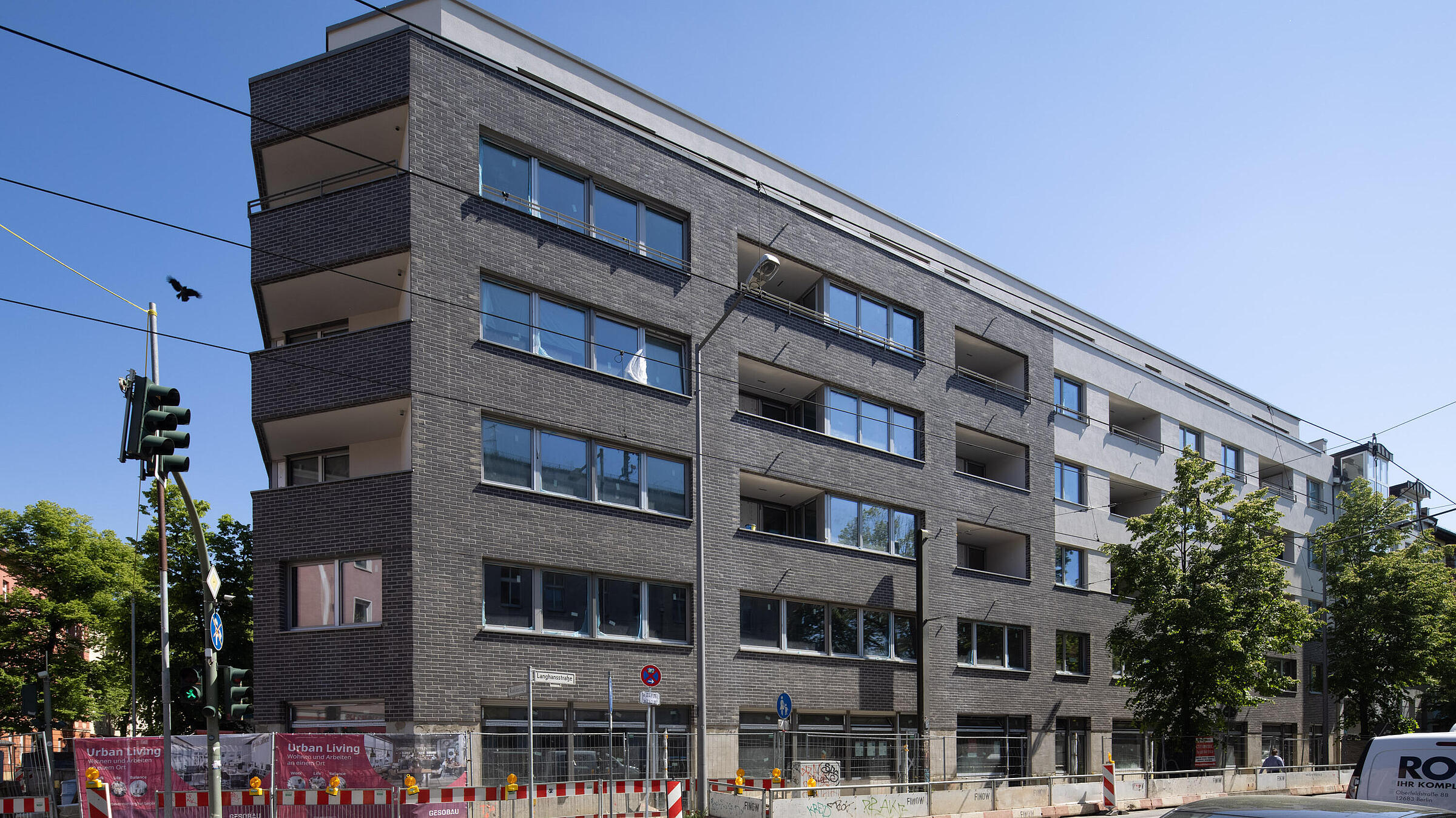 Vierstöckiges modernes Eckgebäude im Bau