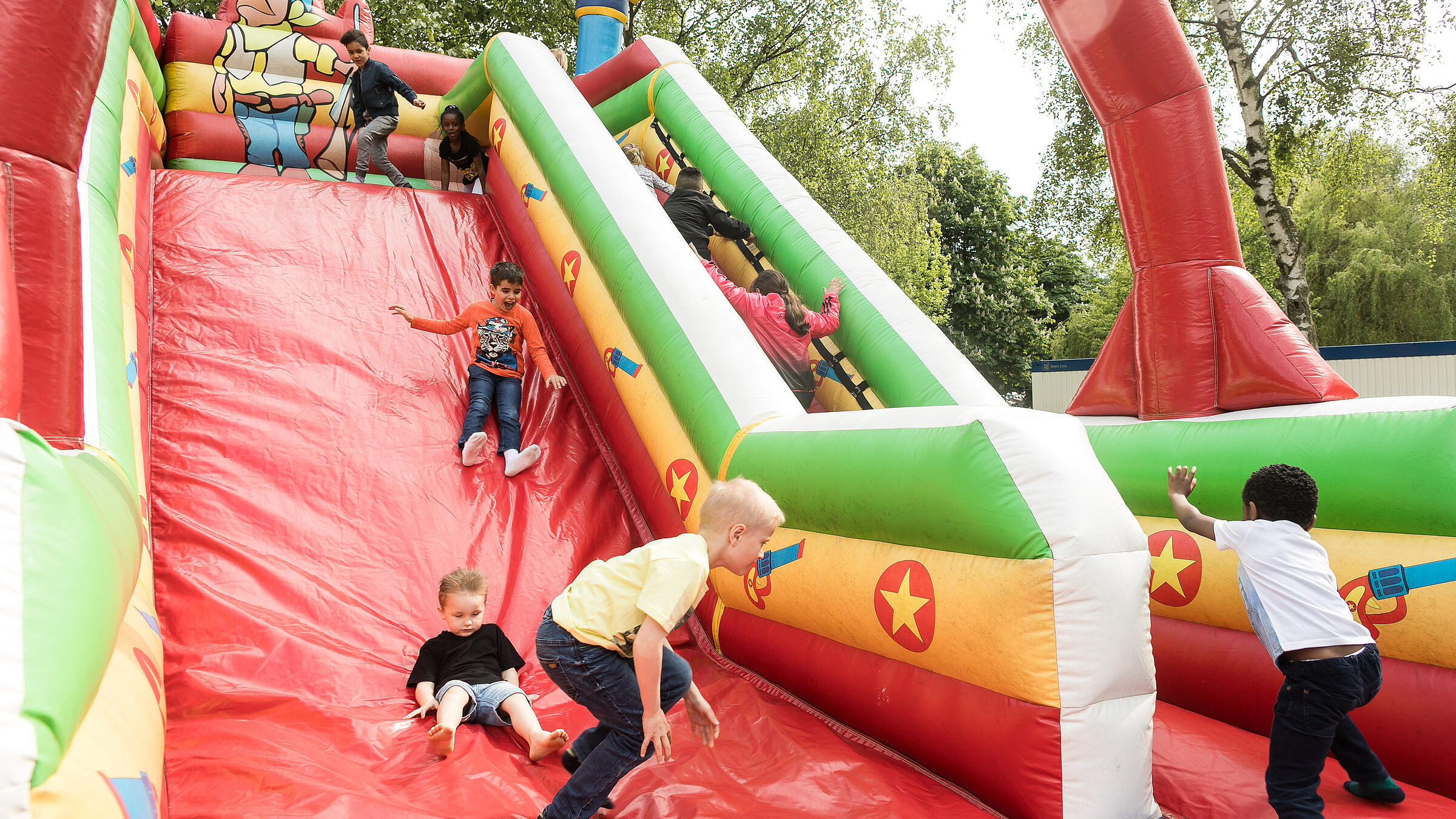 Gummirutsche mit Kindern