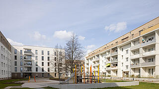 Heller, begrünter Innenhof mit Spielfläche in der modernisierten Wohnanlage zwischen Stiftsweg und Wolfshagener Straße.