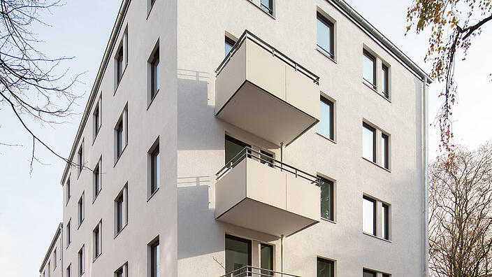 Seitenansicht Mehrfamilienhaus mit Balkon