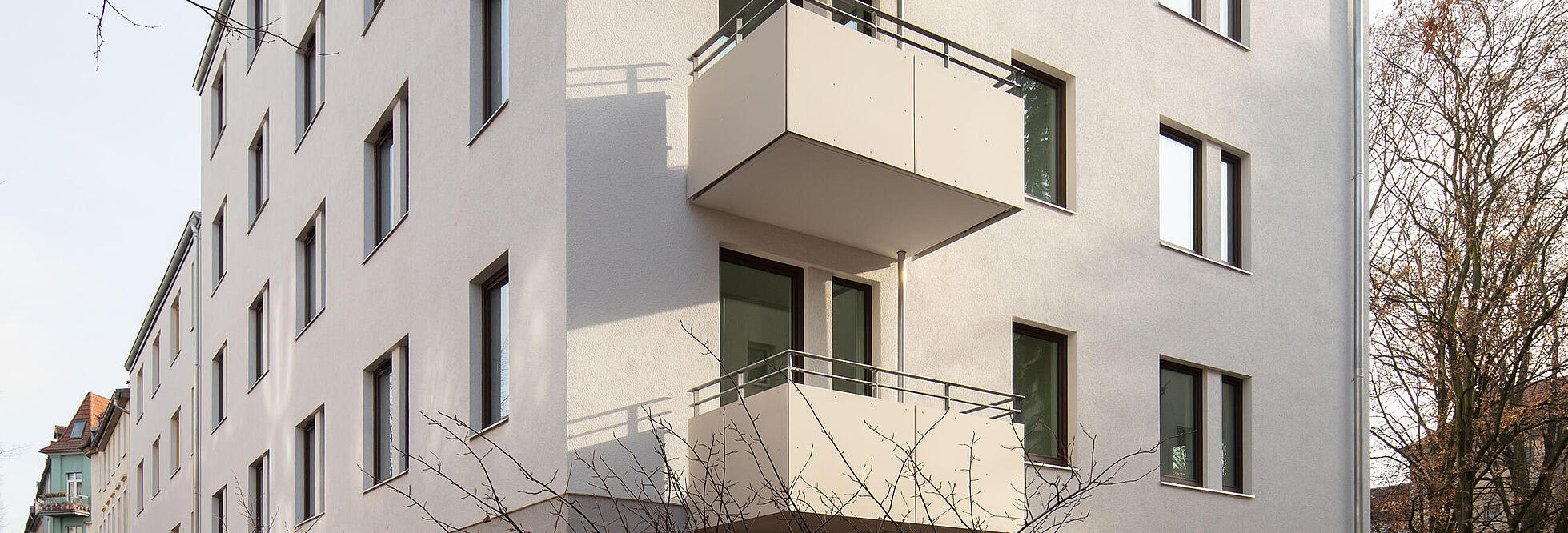 Seitenansicht Mehrfamilienhaus mit Balkon