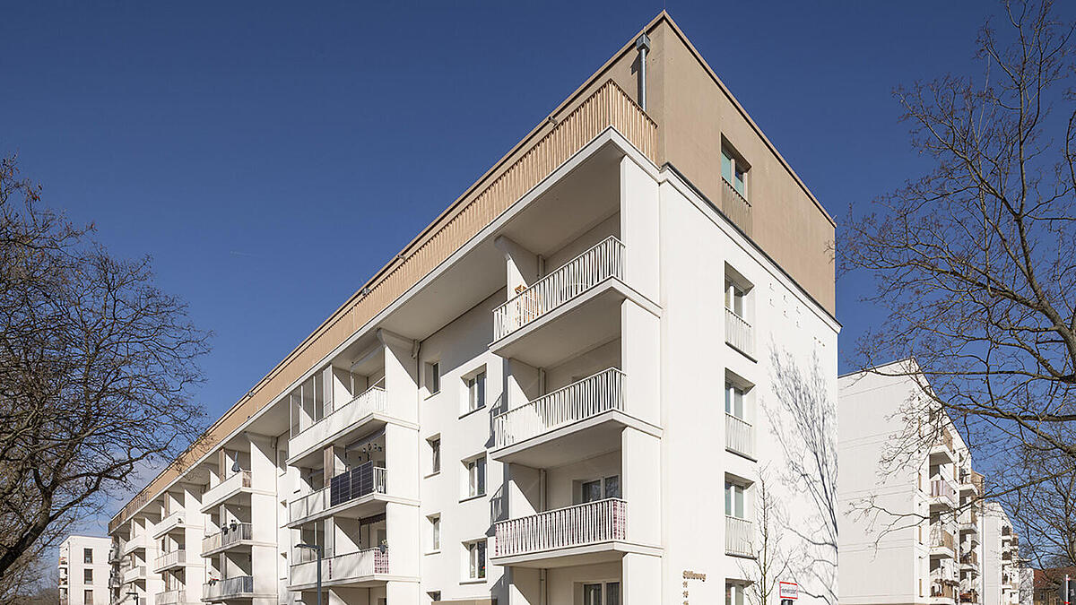 Außenaufnahme zeigt ein saniertes Wohnhaus im Stiftsweg bzw. in der Wolfshagener Straße mit aufgestocktem Dachgeschoss.
