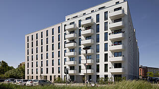 Außenansicht eines modernen, L-förmigen Neubaus mit sieben Stockwerken in der Martin-Riesenburger-Straße in Hellersdorf.