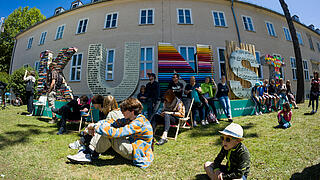 Weitwinkelaufnahme zeigt die KUNST-Buchstaben nahe dem Eingang Ossietzkystraße.