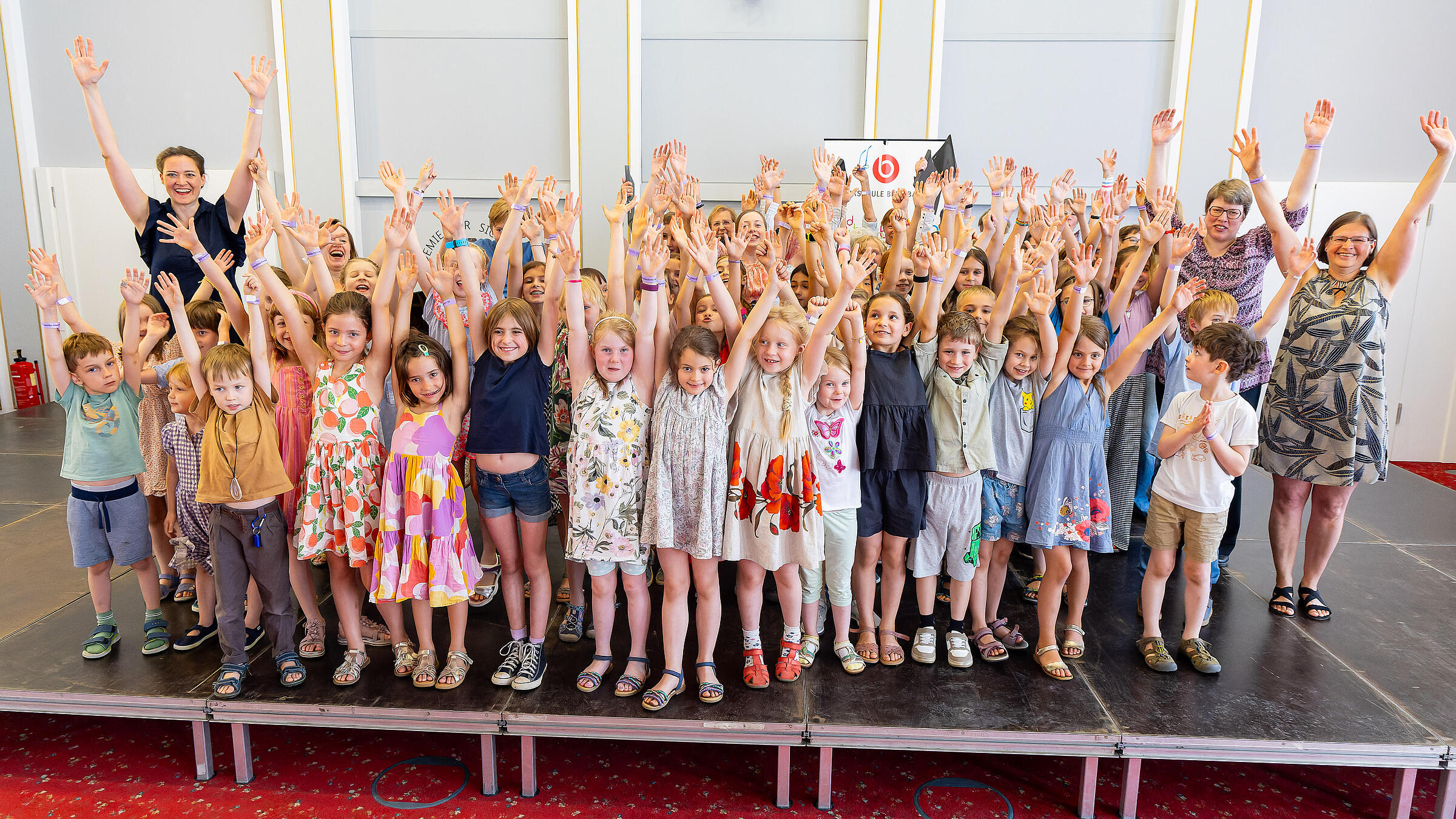 Gruppenaufnahme der kleinsten Musiker*innen der Musikschule Béla Bartók.