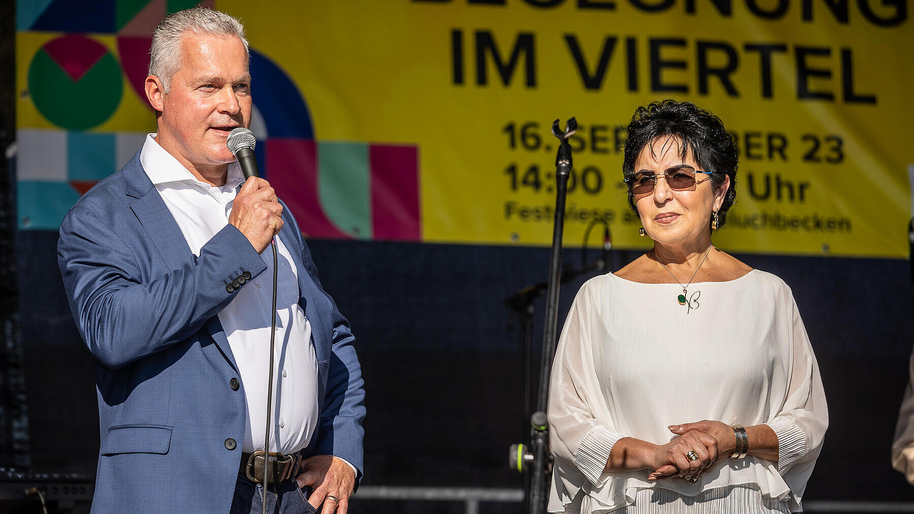 Außenaufnahme zeigt Christian Wilkens, Vorstand der GESOBAU AG, gemeinsam mit Emine Demirbüken-Wegner, Bezirksbürgermeisterin von Reinickendorf.