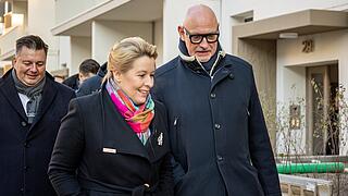 Franziska Giffey, Regierende Bürgermeisterin von Berlin, und Jörg Franzen bei der Besichtigung eines Bauprojekts.