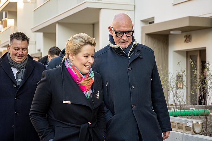 Franziska Giffey, Regierende Bürgermeisterin von Berlin, und Jörg Franzen bei der Besichtigung eines Bauprojekts.