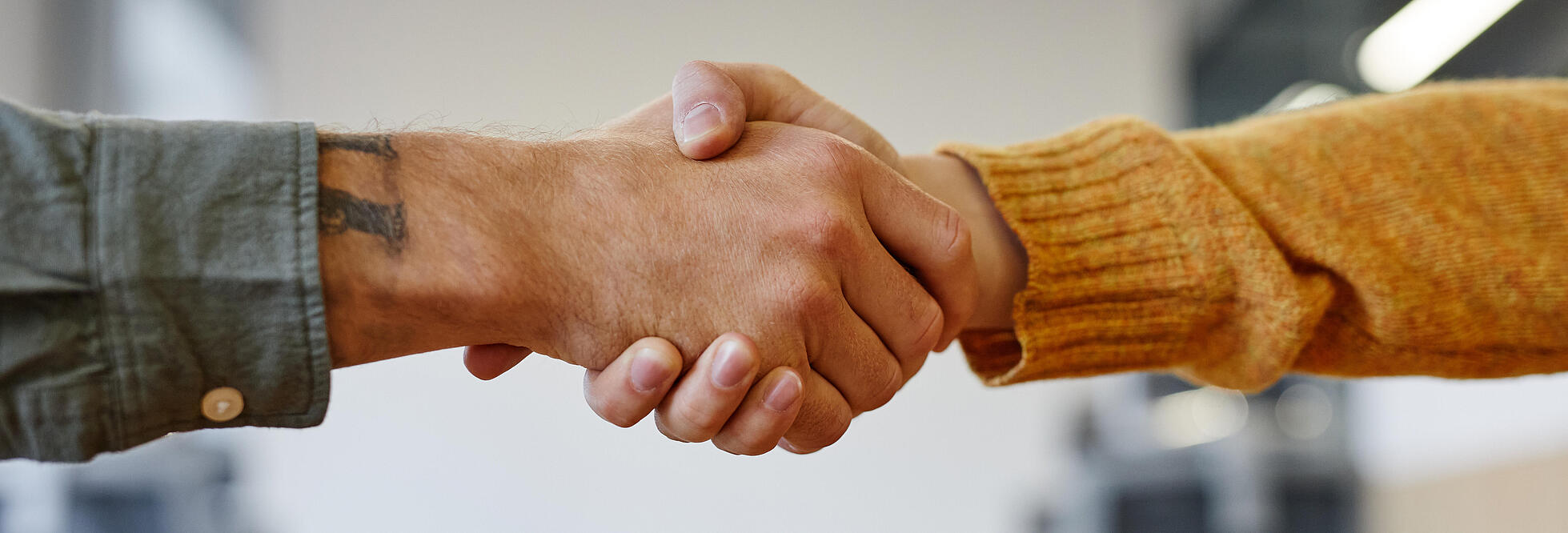 Zwei Hände mit Handschlag