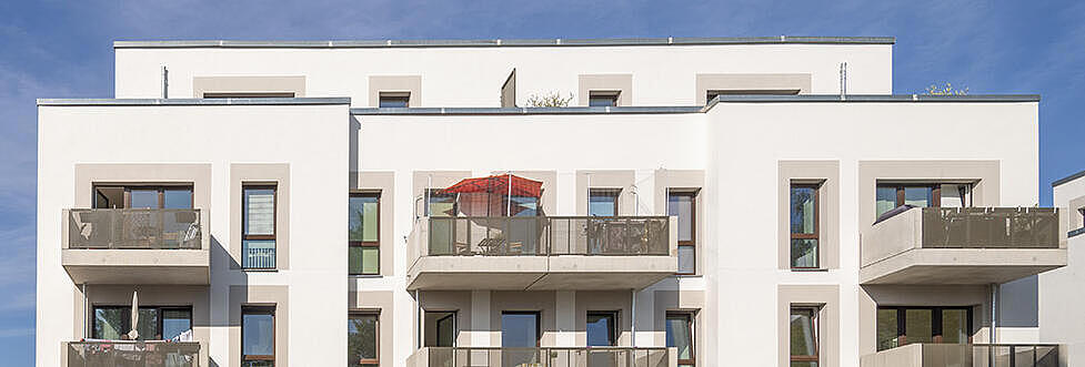 Außenaufnahme zeigt ein Mehrfamilienhaus in der Wohnanlage Beate-Hahn- / Marianne-Foerster-Straße.