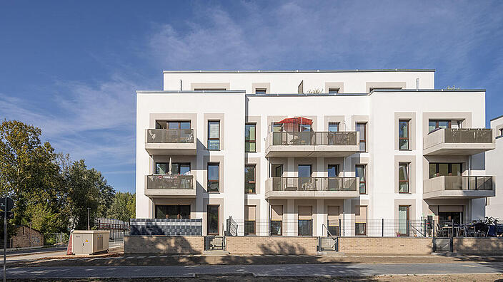 Außenaufnahme zeigt ein Mehrfamilienhaus in der Wohnanlage Beate-Hahn- / Marianne-Foerster-Straße.