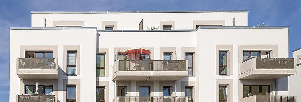 Außenaufnahme zeigt ein Mehrfamilienhaus in der Wohnanlage Beate-Hahn- / Marianne-Foerster-Straße.