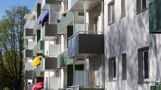 Außenaufnahme zeigt die neu an die Fassade angebrachten Balkone eines Mehrfamilienhauses in der Brienzer Straße im Wedding.