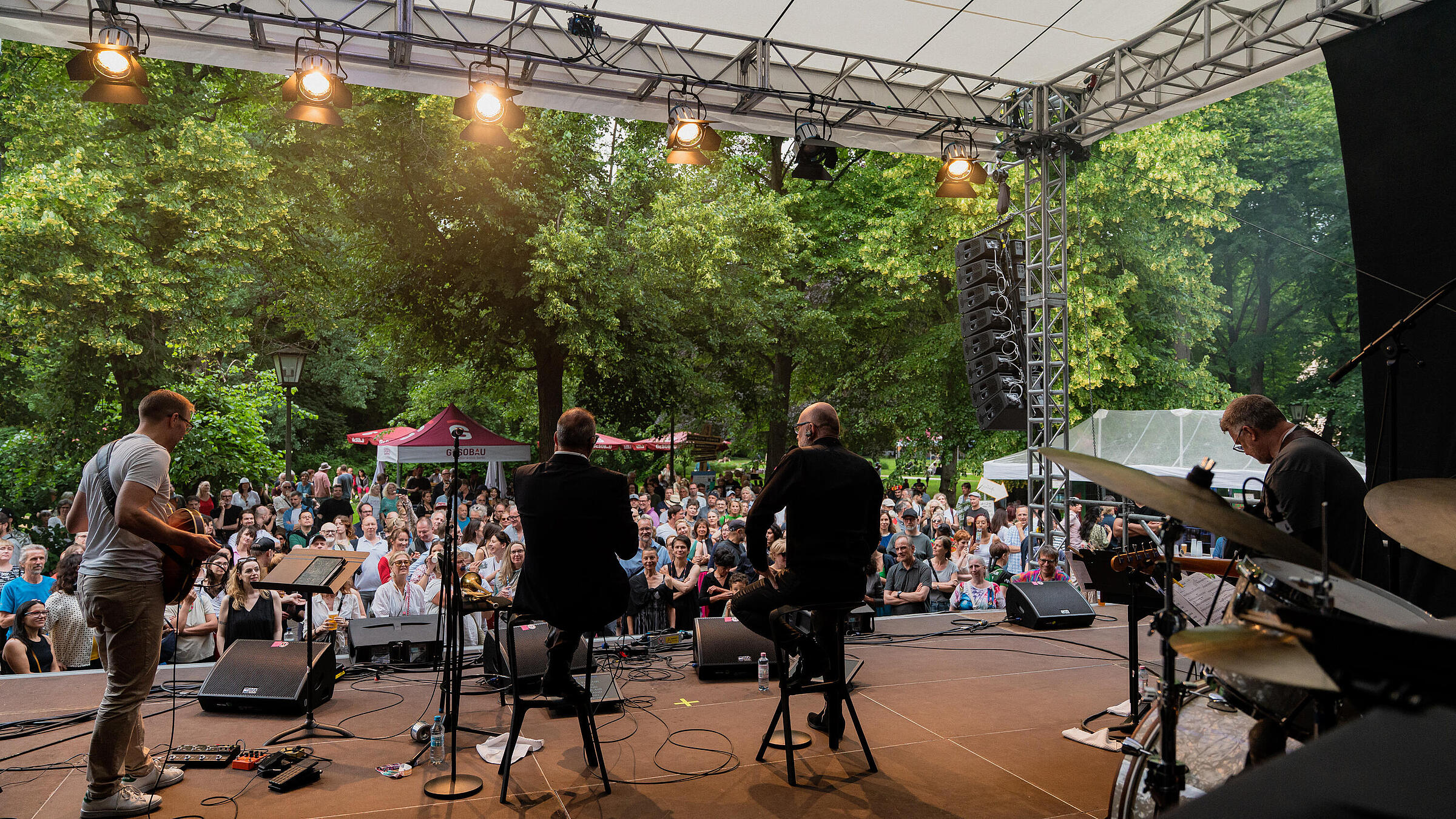 Rückwärtige Aufnahme der Soulbrothers mit Blick auf das Publikum vor der Großen Bühne. 