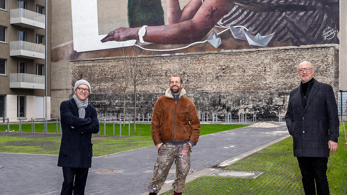 Michael Zahn, CEO der Deutsche Wohnen und Jörg Franzen, Vorstandsvorsitzender der GESOBAU, vor einem Fassadenbild