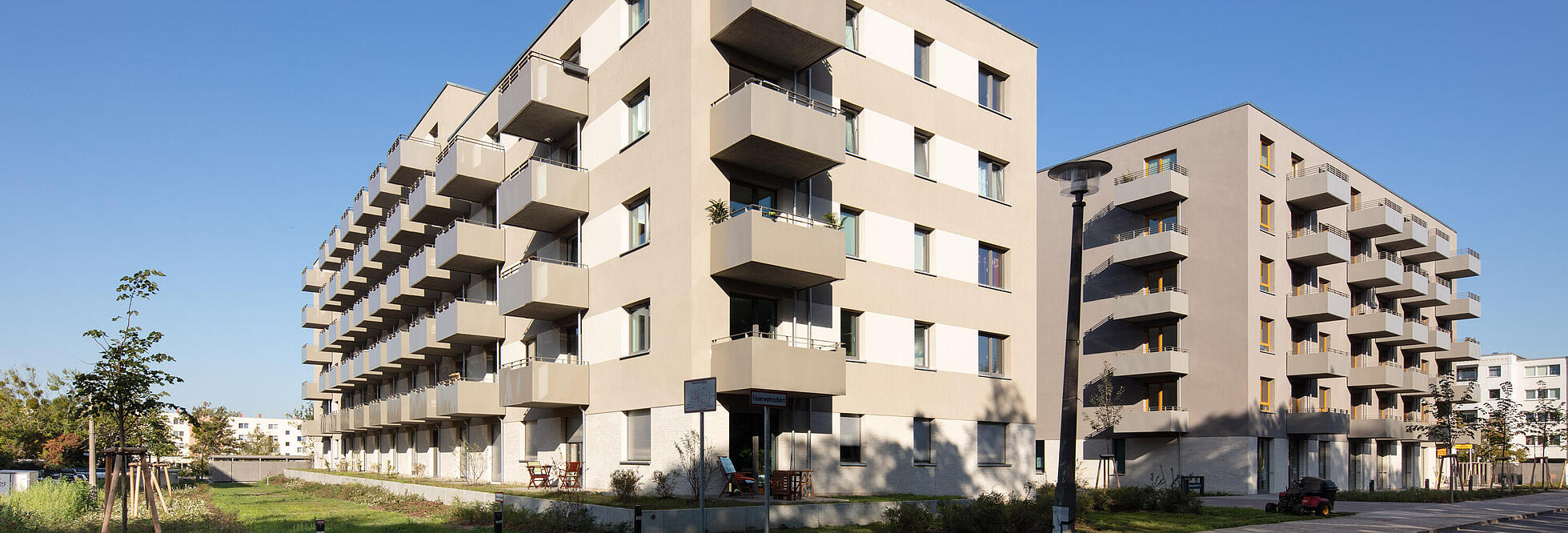 Zwei viergeschossige Gebäude mit Balkonen