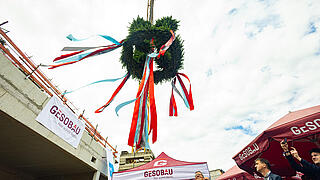 bunter Richtkranz hängt am Baukran