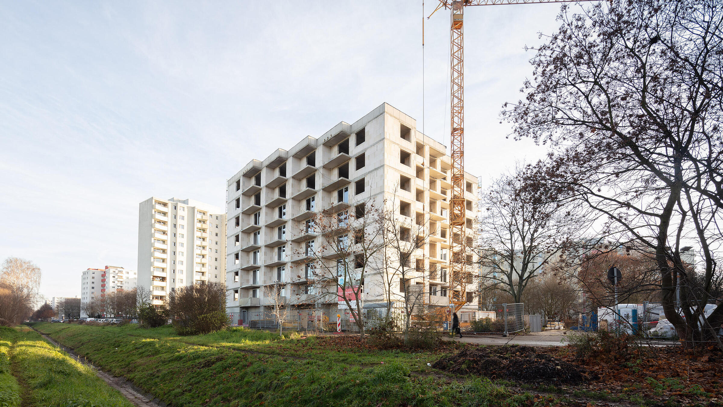 Finsterwalder Straße: Mehrstöckiges Gebäude im Rohbau