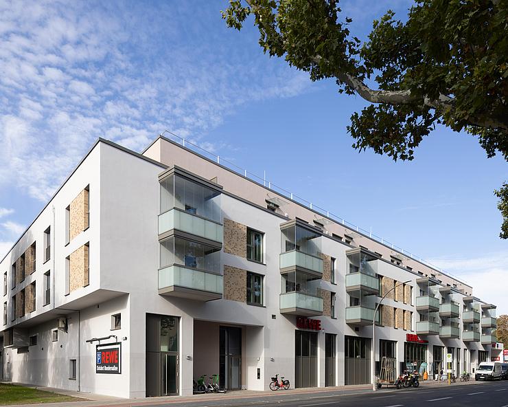 Außenaufnahme zeigt das Wohnhaus Quartier Alt-Wittenau entlang der Roedernallee 118G.