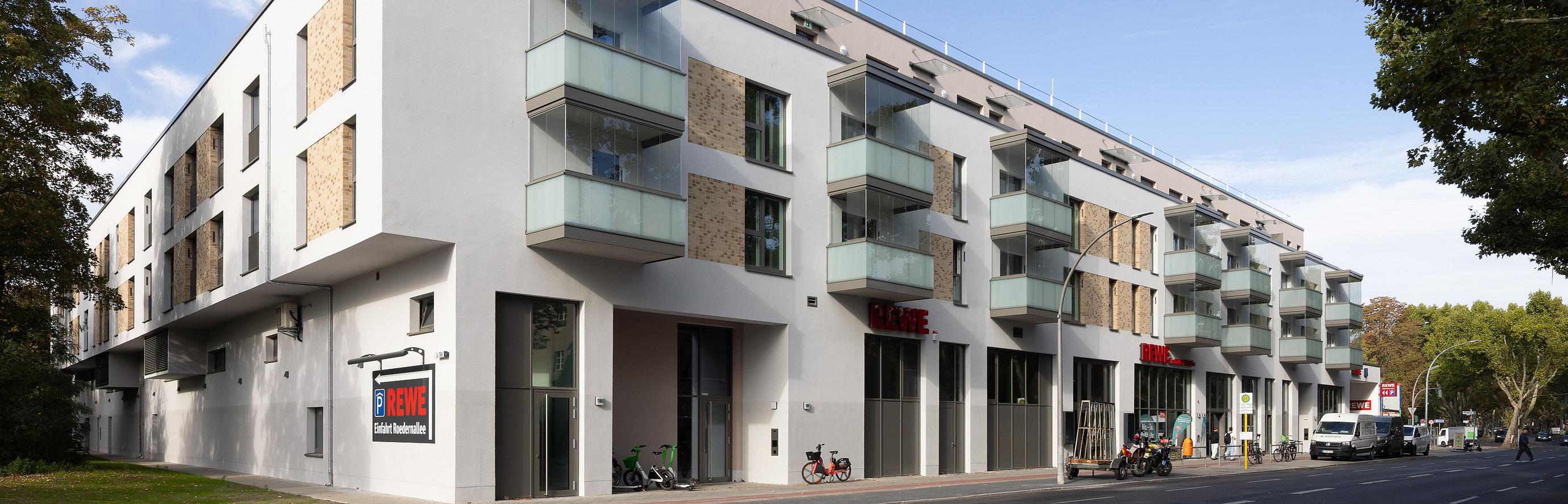 Außenaufnahme zeigt das Wohnhaus Quartier Alt-Wittenau entlang der Roedernallee 118G.