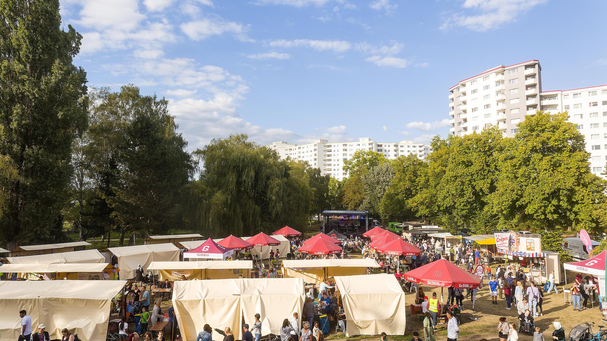 Außenaufnahme zeigt die Festwiese am Seggeluchbecken mit dem Standaufbau zum Begegnungsfest.