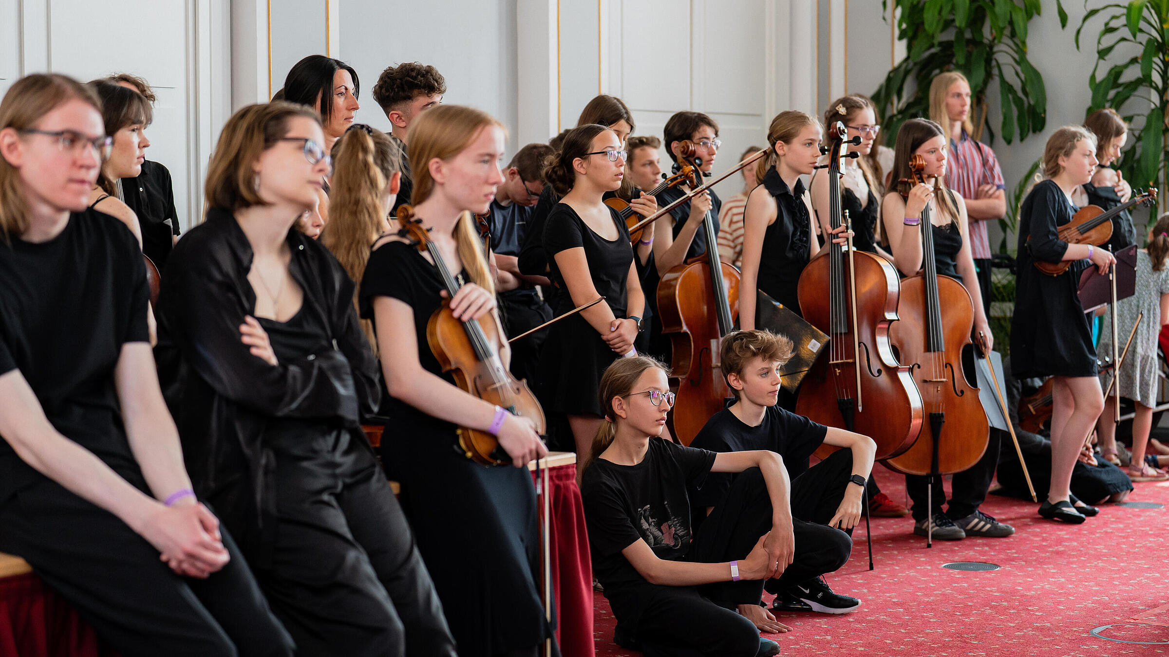 Nahaufnahme der jungen Musiker*innen der Musikschule Béla Bartók im Saal der Bundesakademie für Sicherheitspolitik.