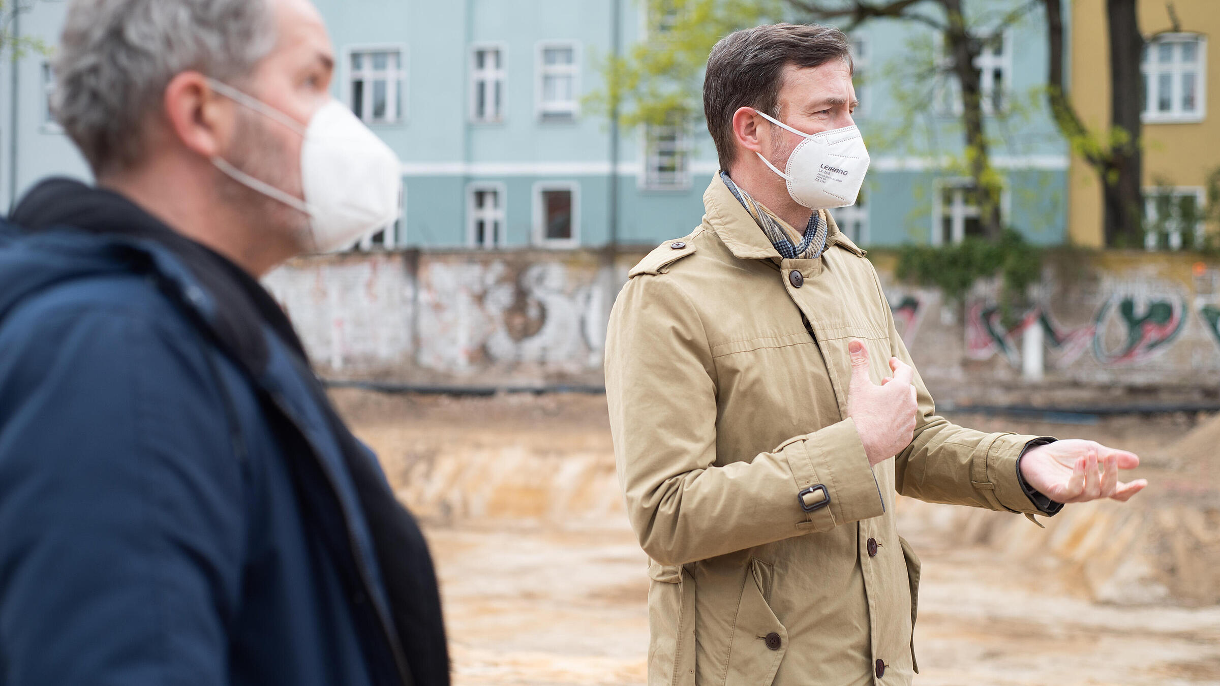 Lars Holborn (rechts) von der GESOBAU mit Bezirksbürgermeister Sören Benn