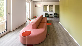 Innenaufnahme zeigt den Lese- und Sitzbereich in der Gemeinschaftsfläche "Read & Relax".