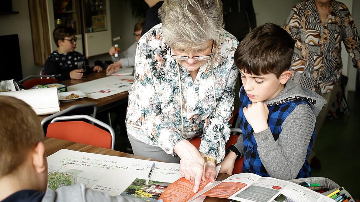 Kinder und Senioren beim Basteln