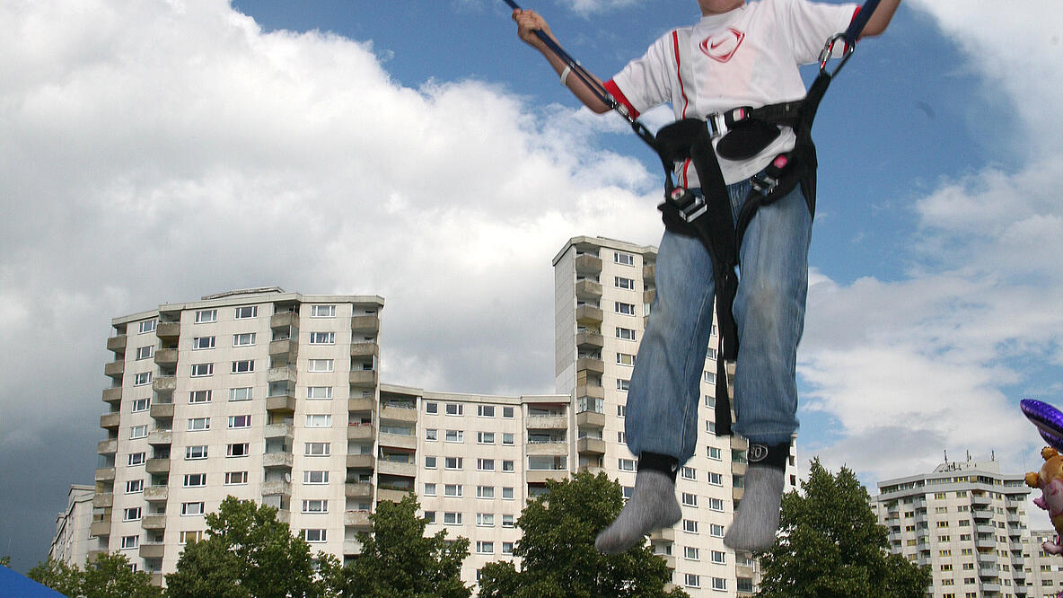 Kind auf Trampolin