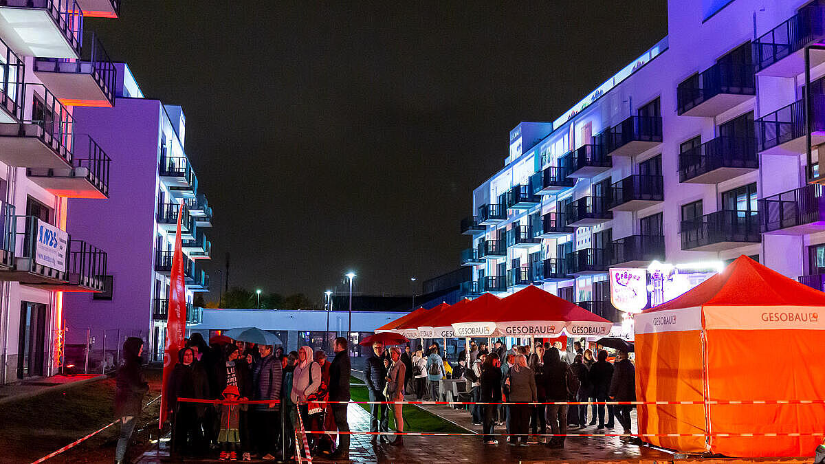 Illuminierte Gebäude bei Nacht