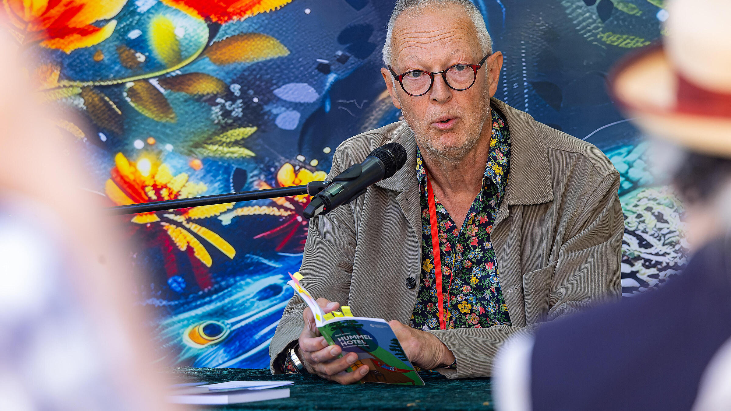 Nahaufnahme des Autors Mick Locher bei seiner Lesung in der Pergola der Poesie auf dem 24. Kunstfest Pankow. 