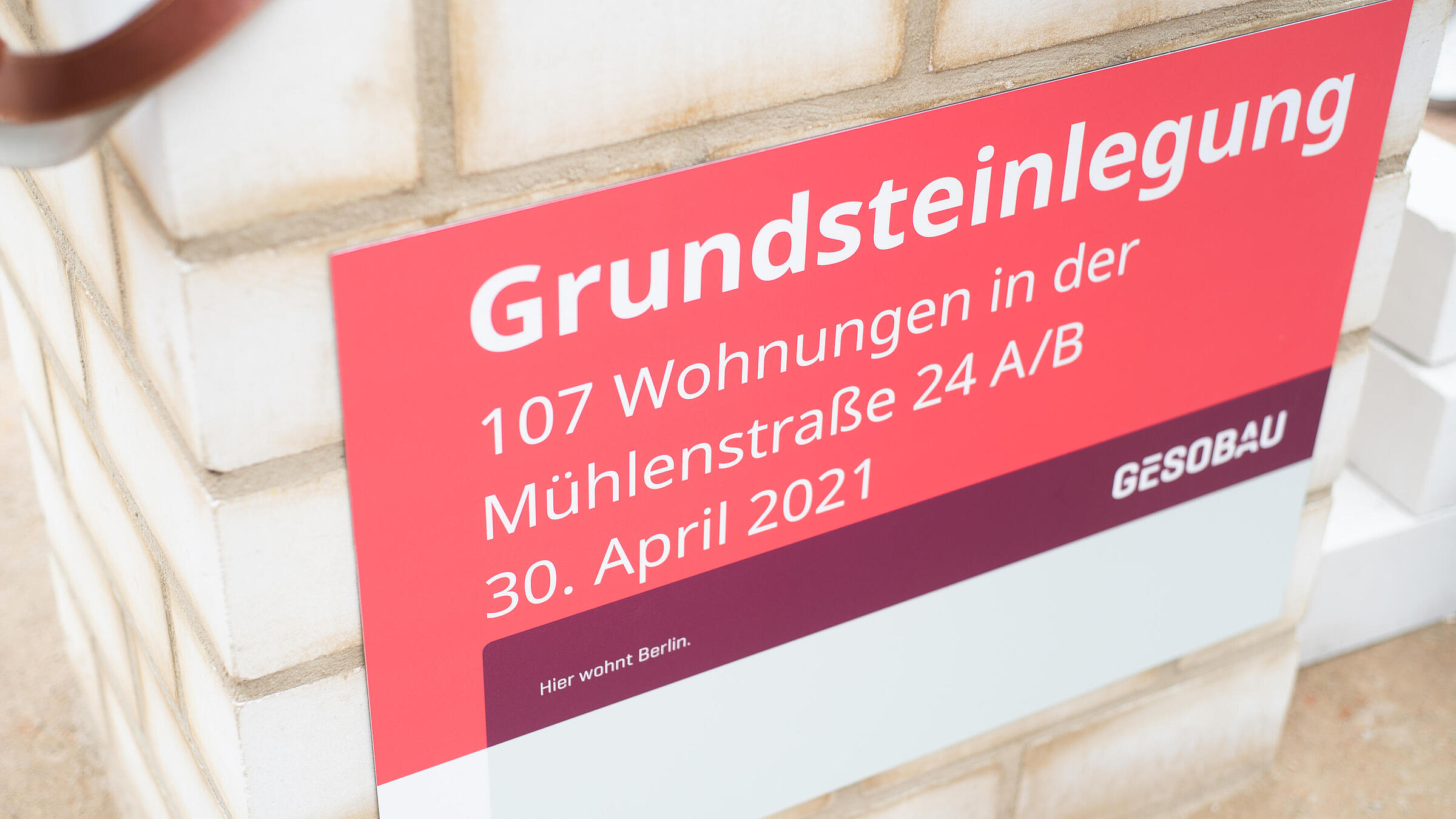 Schild mit Schacht für Grundstein