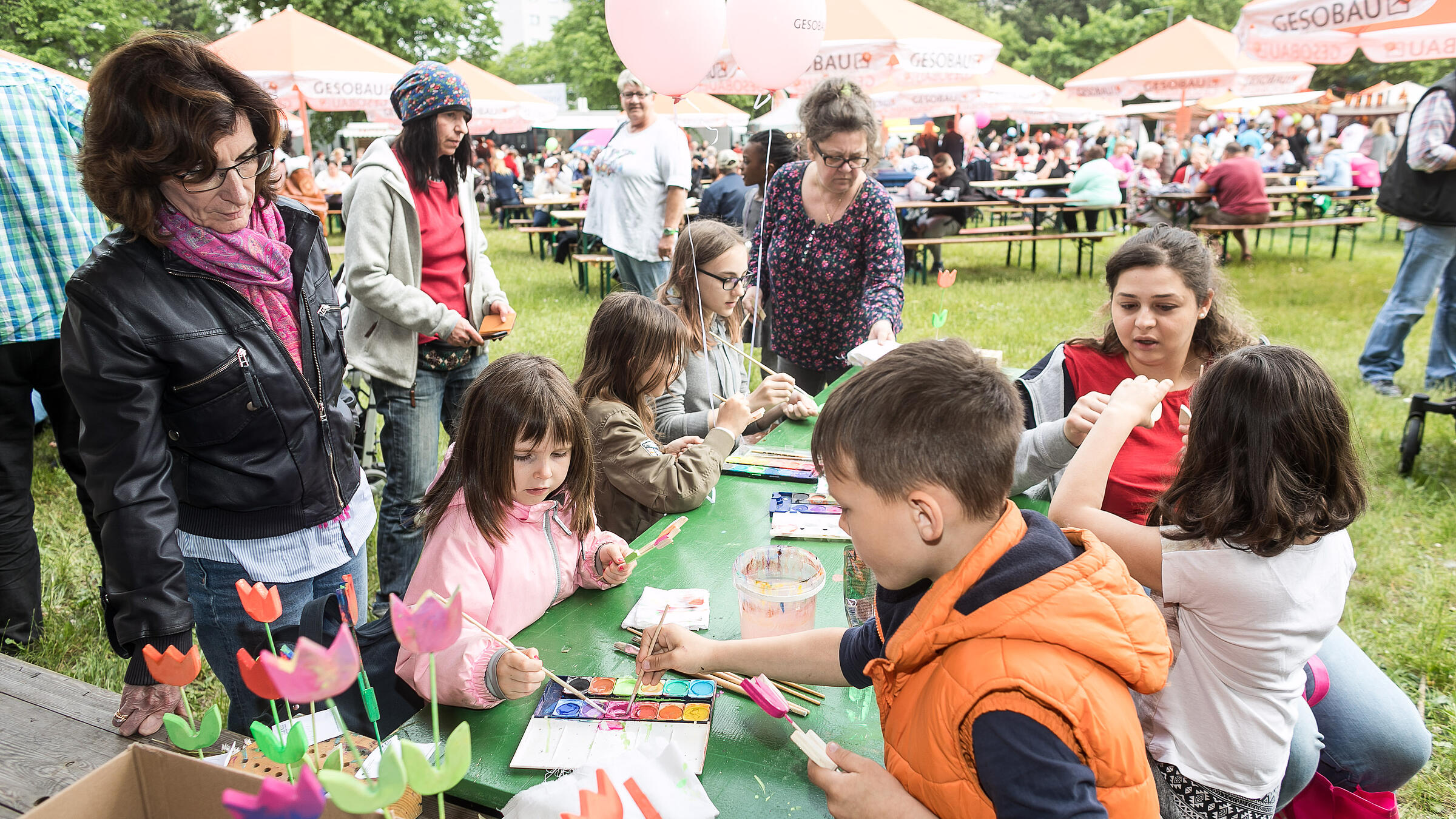 Kinder beim Basteln