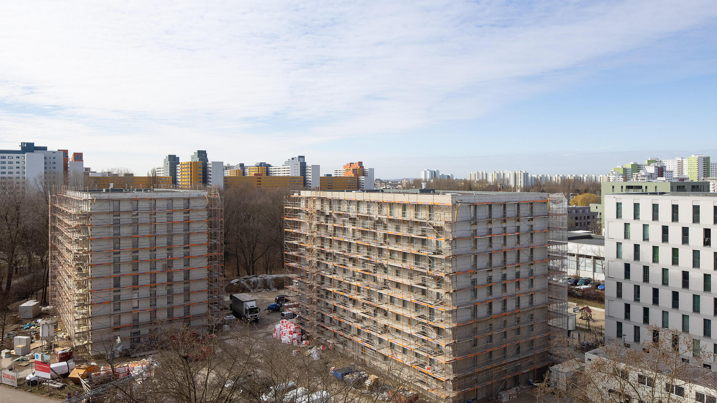Außenaufnahme zeigt die beiden im Rohbau befindlichen neuen Wohnhäuser im Senftenberger Ring 35