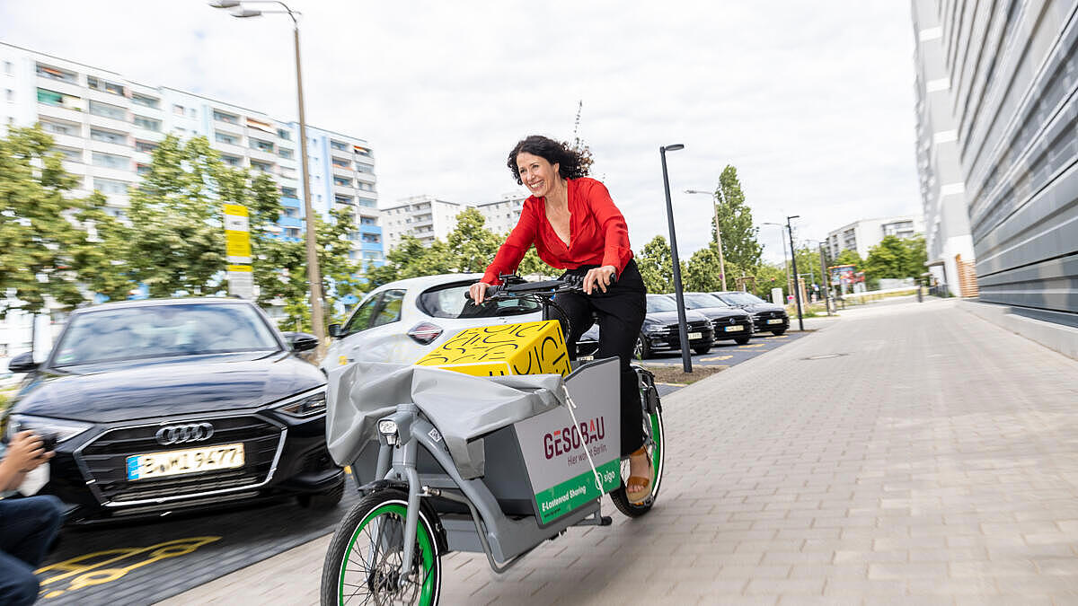 Verkehrssenatorin Bettina Jarasch beim Fahren eines Lastenrads.